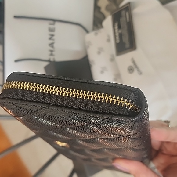 Like New Chanel leather long Wallet. Full inclusion dustbag, Box, auth card, bag - Picture 4 of 13